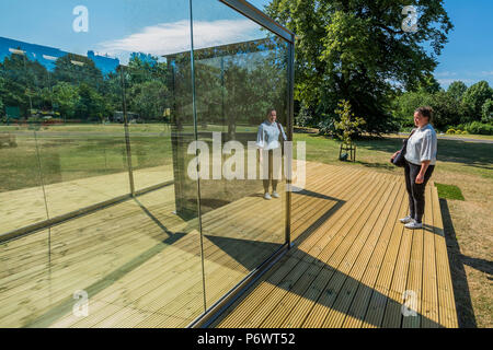 Londres, Royaume-Uni. 3e juillet 2018. Dan Graham, Londres, 2012 Rococco Frise - Sculpture, une des plus grandes expositions de plein air à Londres, y compris le travail de 25 artistes internationaux du sur les cinq continents dans Regent's Park à partir du 4 juillet - 7 octobre 2018. Crédit : Guy Bell/Alamy Live News Banque D'Images