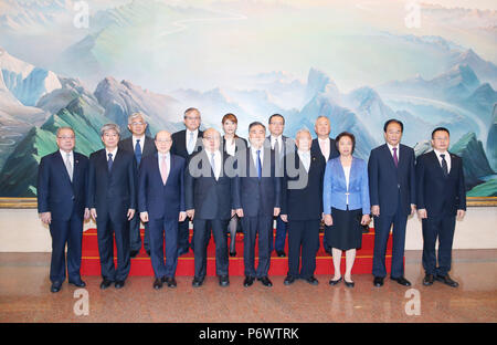 (180703) -- BEIJING, 3 juillet 2018 (Xinhua) -- Wang Yang, membre du Comité permanent du Bureau politique du parti communiste de Chine et président du Comité central du Comité National de la Conférence consultative politique du peuple chinois, rencontre avec une délégation de Taiwan dirigé par Tsai Eng-MENG, président de tiens tiens China Times Group, à Beijing, capitale de Chine, le 3 juillet 2018. (Xinhua/Yao Dawei) (lb) Banque D'Images