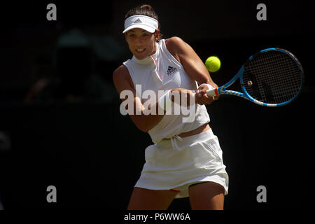 Londres, Angleterre - Juillet 3rd, 2018. Garabine Muguruza d'Espagne en action contre Naomi Broady de Grande-bretagne au premier tour à Wimbledon d'action aujourd'hui. Banque D'Images