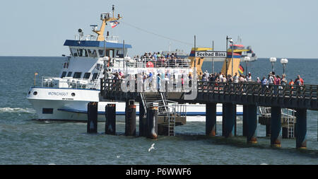 Binz, Allemagne. 06Th Juillet, 2018. Bateau à vapeur touristique "oenchgut' de la ligne Adler ancre sur le quai dans la région de la mer Baltique Resort. Le navire transporte les passagers de la jetée à la jetée ainsi qu'à l'Ruegen falaises blanches. Credit : Stefan Sauer/dpa-Zentralbild/dpa/Alamy Live News Banque D'Images
