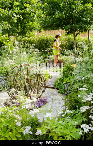 Londres, Royaume-Uni. 2nd-8th July 2018. RHS Hampton Court Flower Show - La santé et le bien-être le jardin. Arroser tôt le matin, la signature de cette année, le RHS Hampton Court Flower Show, avec des températures atteignant environ 35° C. Jardin Designer : Alexandra Noble Banque D'Images