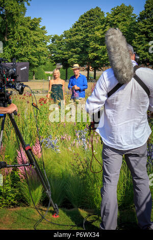 Londres, Royaume-Uni. 2nd-8th July 2018. RHS Hampton Court Flower Show. Radio DJ Jo Whiley et jardin designer vedette de la télévision et de la radiodiffusion Swift Joe meadow-vivaces bordures de type conçu par l'architecte paysagiste néerlandais, Piet Oudolf plantsman et auteur. Piet Oudolf - Concepteur : Banque D'Images