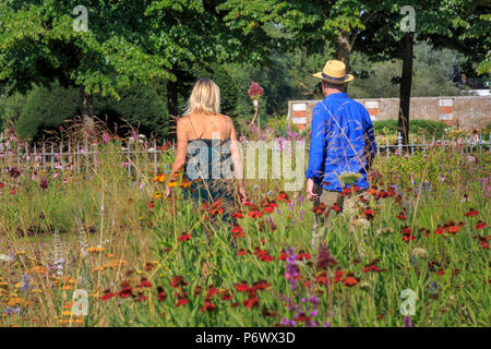 Londres, Royaume-Uni. 2nd-8th July 2018. RHS Hampton Court Flower Show. Radio DJ Jo Whiley et concepteur de jardin et celebrity Joe Swift marche dans la prairie-vivaces bordures de type conçu par l'architecte paysagiste néerlandais, Piet Oudolf plantsman et auteur. Piet Oudolf - Concepteur : Banque D'Images