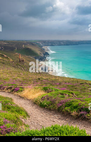 Papule Coates, Mine d'étain. 3e juillet 2018. Météo Royaume-uni - enfin la canicule sur le Sud Ouest de l'Angleterre se brise comme les nuages en rouleau, de l'Atlantique par rapport à l'ancienne mine d'étain à papule Coates dans le comté d' 'Poldark North Cornwall. Credit : Terry Mathews/Alamy Live News Banque D'Images