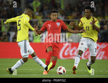 Moscou, Russie. 3 juillet, 2018. Jesse Lingard (C) de l'Angleterre rivalise avec Wilmar Barrios (L) et Juan Cuadrado de la Colombie lors de la Coupe du Monde FIFA 2018 ronde de 16 match entre l'Angleterre et la Colombie dans la région de Moscou, Russie, le 3 juillet 2018. Credit : Lui Siu Wai/Xinhua/Alamy Live News Banque D'Images