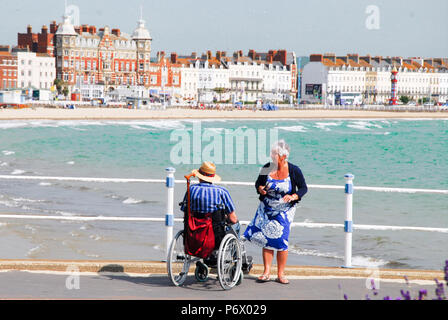 Weymouth. 3e juillet 2018. Un vieux couple obtiennent leur première vue de plage de Weymouth au petit matin soleil Crédit : Stuart fretwell/Alamy Live News Banque D'Images