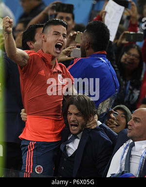 Moscou, Russie. 3 juillet, 2018. La Colombie dvd James Rodriguez (L) célèbre la notation dans le stand pendant la Coupe du Monde FIFA 2018 ronde de 16 match entre l'Angleterre et la Colombie dans la région de Moscou, Russie, le 3 juillet 2018. Credit : Lui Siu Wai/Xinhua/Alamy Live News Banque D'Images