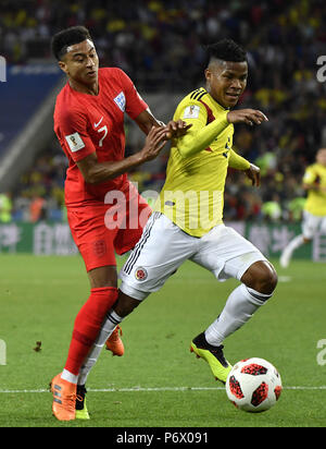 Moscou, Russie. 3 juillet, 2018. Jesse Lingard (L) de l'Angleterre rivalise avec Wilmar Barrios de la Colombie lors de la Coupe du Monde FIFA 2018 ronde de 16 match entre l'Angleterre et la Colombie dans la région de Moscou, Russie, le 3 juillet 2018. Crédit : Il Canling/Xinhua/Alamy Live News Banque D'Images