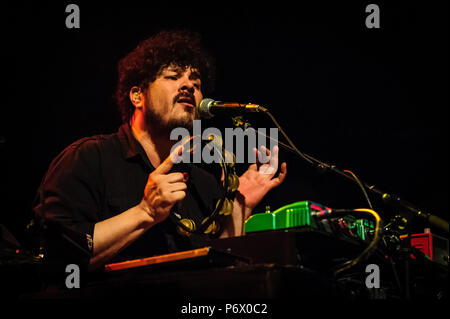 RICHARD SWIFT (16 mars 1977 - 3 juillet 2018) était un chanteur, auteur-compositeur, multi-instrumentiste, producteur et réalisateur de court. Il est un ancien membre du groupe The Shins, Les Arcs, et était aussi une partie de The Black Keys' live band à partir de 2014 jusqu'à sa mort, sous le nom de leur bassiste de tournée et la chanteuse. Il a été le fondateur, propriétaire et ingénieur du son de la liberté nationale, un studio d'enregistrement situé dans l'Oregon, et a travaillé comme producteur pour de nombreux actes. Sur la photo : 22 mai 2013 - Toronto, Ontario, Canada - Richard Swift effectue avec les tibias au Sound Academy. (Crédit Banque D'Images