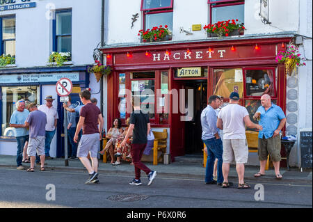 Schull, West Cork, Irlande . Hackett's Bar à Schull Rue principale était très occupé ce soir avec les habitants et les touristes ayant une boisson rafraîchissante. La canicule ne montre aucun signe de se terminant avec les températures devraient être dans le haut 20°'s Celsius pendant au moins une semaine. Credit : Andy Gibson/Alamy Live News. Banque D'Images