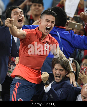 Moscou, Russie. 3 juillet, 2018. La Colombie dvd James Rodriguez (C) célèbre la notation dans le stand pendant la Coupe du Monde FIFA 2018 ronde de 16 match entre l'Angleterre et la Colombie dans la région de Moscou, Russie, le 3 juillet 2018. Credit : Lui Siu Wai/Xinhua/Alamy Live News Banque D'Images