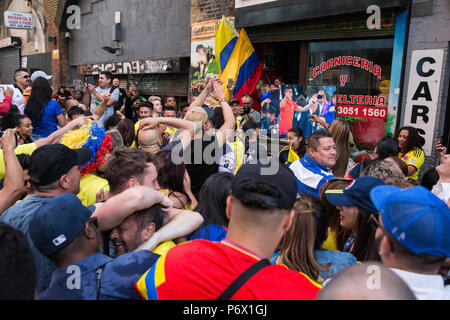 Londres, Royaume-Uni. 3 juillet, 2018. Les membres de la communauté colombienne la Colombie regarder jouer l'équipe nationale de football contre l'Angleterre dans une Coupe du Monde FIFA 2018 16 dernier match dans la rue devant un bar à Elephant and Castle. L'Angleterre a finalement remporté le match sur la sanction. Credit : Mark Kerrison/Alamy Live News Banque D'Images