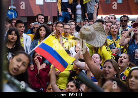 Londres, Royaume-Uni. 3 juillet, 2018. Les membres de la communauté colombienne la Colombie regarder jouer l'équipe nationale de football contre l'Angleterre dans une Coupe du Monde FIFA 2018 16 dernier match dans la rue devant un bar à Elephant and Castle. L'Angleterre a finalement remporté le match sur la sanction. Credit : Mark Kerrison/Alamy Live News Banque D'Images