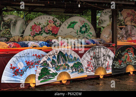 L'artisanat traditionnel des fans chinois withs imajing de paysages et de fleurs au marché de Yangshuo, Chine. Banque D'Images