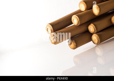 Flûte de Pan traditionnelle péruvienne et des Mayas sur fond blanc Banque D'Images