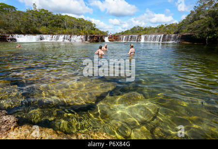 Les touristes de la baignade à fruits pittoresque Bat Falls, une destination de la population dans la péninsule du Cap York, Far North Queensland, Queensland, Australie, FNQ Banque D'Images