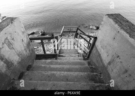 Un escalier pour descendre à la plage. L'île de Zakynthos, Grèce. Photo en noir et blanc Banque D'Images