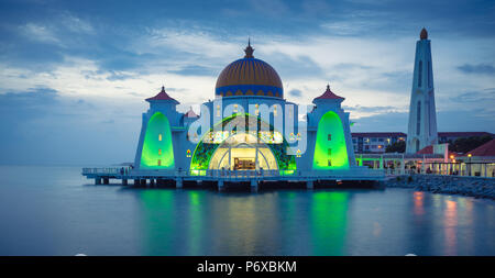 Mosquée Masjid Selat Melaka en Malaisie en ville la nuit Banque D'Images
