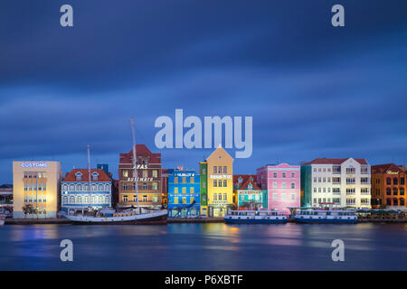 Willemstad, Curaçao, vue sur St Anna Bay, en regardant vers le bâtiments coloniaux néerlandais sur Handelskade le long du front de mer de Punda Banque D'Images