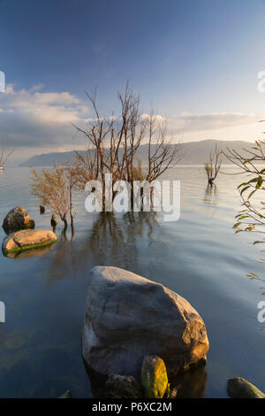 Au lever du soleil le Lac Erhai, Dali, Yunnan, Chine Banque D'Images