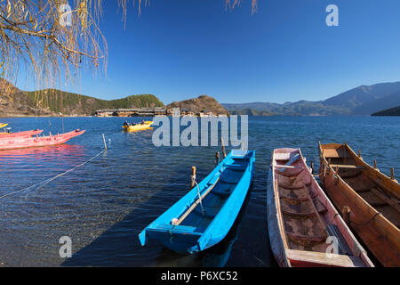 Bateaux sur le lac Lugu, Lige village, Yunnan, Chine Banque D'Images