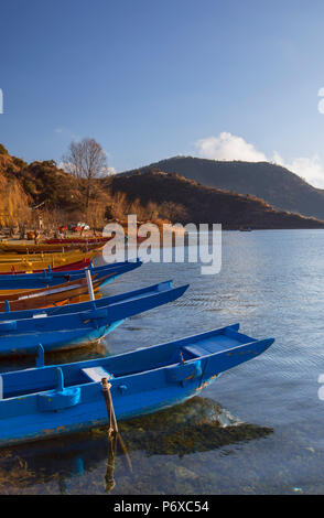 Bateaux sur le lac Lugu, Lige village, Yunnan, Chine Banque D'Images