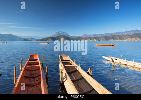 Les bateaux du lac Lugu, Yunnan, Chine Banque D'Images