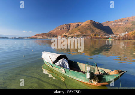 Bateau sur le Lac Erhai, Shuanglang, Yunnan, Chine Banque D'Images