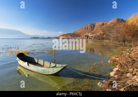 Bateau sur le Lac Erhai, Shuanglang, Yunnan, Chine Banque D'Images