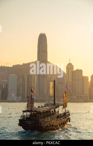 Junk Boat dans le port de Victoria, l'île de Hong Kong, Hong Kong Banque D'Images