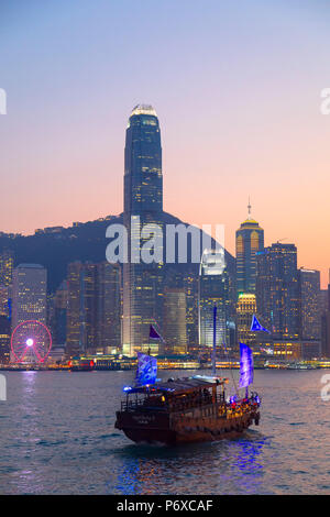 Junk Boat dans le port de Victoria, au crépuscule, l'île de Hong Kong, Hong Kong Banque D'Images