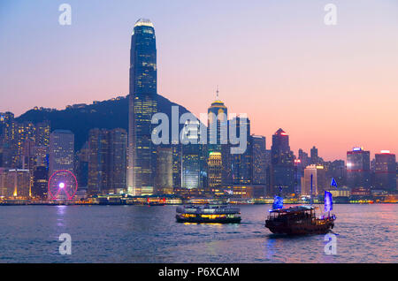 Junk Boat dans le port de Victoria, au crépuscule, l'île de Hong Kong, Hong Kong Banque D'Images