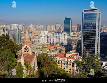 Le Chili, Santiago, paysage urbain et la Ermita Chapelle vue de la colline de Santa Lucia. Banque D'Images