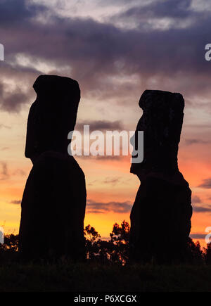 Dans Moais Ahu Akivi au coucher du soleil, parc national de Rapa Nui, l'île de Pâques, Chili Banque D'Images