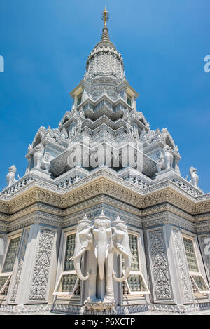 Stupa orné à Phnom Oudong, Province de Kandal, Cambodge Banque D'Images