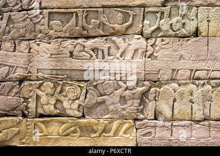 Bas-relief représentant des sculptures de pierre bataille, Banteay Chhmar, ruines du temple de l'époque de l'Ankorian, province de Banteay Meanchey, au Cambodge Banque D'Images