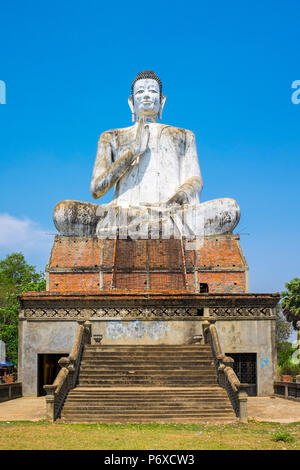 Grande statue de bouddha, Ek Phnom Pagoda, province de Battambang, Cambodge Banque D'Images