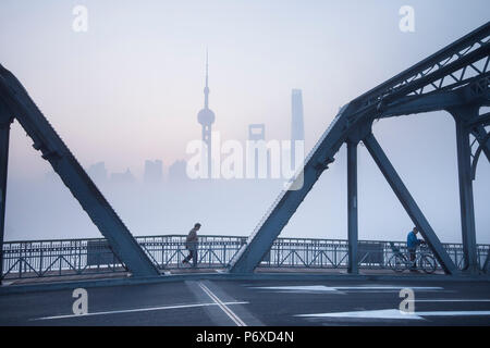 L'horizon de Pudong et le pont Waibaidu sur un matin de novembre brumeux, Shanghai, Chine Banque D'Images