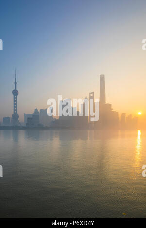 L'horizon de Pudong du Bund sur un matin de novembre brumeux, Shanghai, Chine Banque D'Images