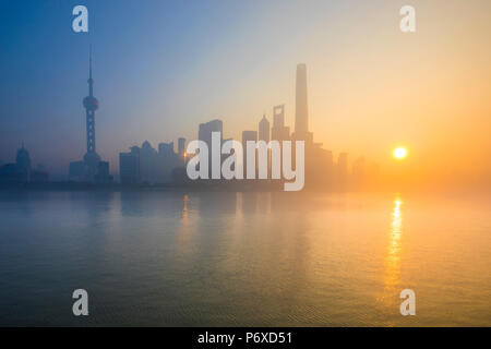 L'horizon de Pudong du Bund sur un matin de novembre brumeux, Shanghai, Chine Banque D'Images