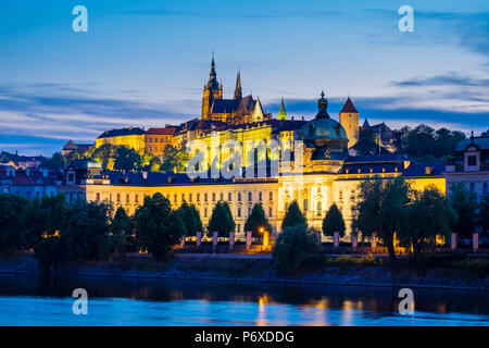 République tchèque, Prague. Le Château de Prague (Prazsky Hrad) et l'Ecole Straka (Strakova akademie) le siège du Gouvernement de la République tchèque, sur la Vltava au crépuscule. Banque D'Images