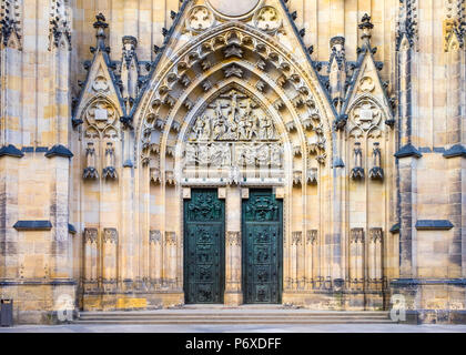 République tchèque, Prague. L'entrée du portail de la Cathédrale St Vitus, le château de Prague, Hradcany. Banque D'Images