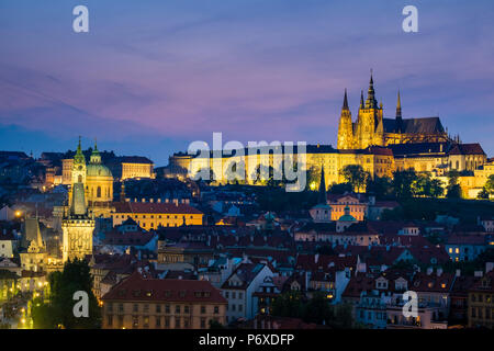 République tchèque, Prague. Le Pont Charles et le château de Pague sur la rivière Vltava, au crépuscule, à partir de la Vieille Ville Tour du pont. Banque D'Images