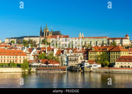 Avis sur Mala Strana et Vltava avec la cathédrale Saint-Guy et du château de Prague, Prague, Bohême, République Tchèque Banque D'Images