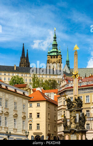 Vue sur la cathédrale Saint-Guy et du château de Prague, Mala Strana, Prague, la Bohême, République Tchèque Banque D'Images