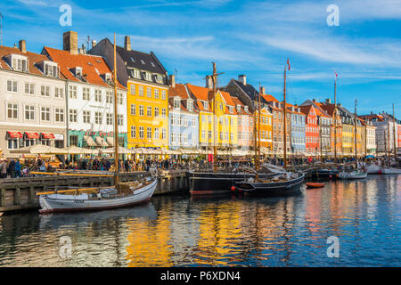 Copenhague, Hovedstaden, Danemark, Europe du Nord. Bordée de maisons colorées au bord de l'eau à Nihavn. Banque D'Images