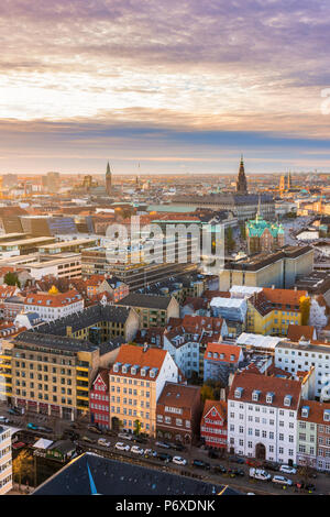 Copenhague, Hovedstaden, Danemark, Europe du Nord. High angle view sur la vieille ville de l'église Notre Sauveur au coucher du soleil. Banque D'Images