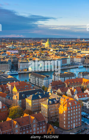 Copenhague, Hovedstaden, Danemark, Europe du Nord. High angle view sur la vieille ville de l'église Notre Sauveur au coucher du soleil. Banque D'Images