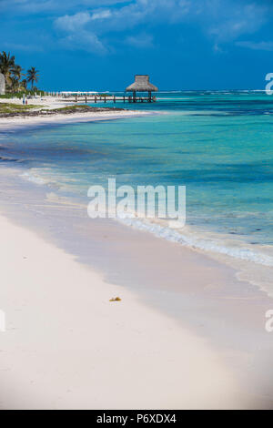 République dominicaine, Punta Cana, Playa Blanca, jetée en bois avec cabane de chaume Banque D'Images