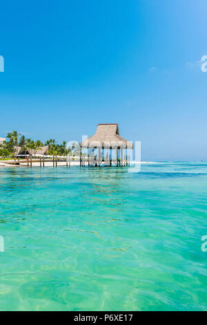Playa Blanca, Punta Cana, République dominicaine, la mer des Caraïbes. Hutte de chaume sur la plage. Banque D'Images